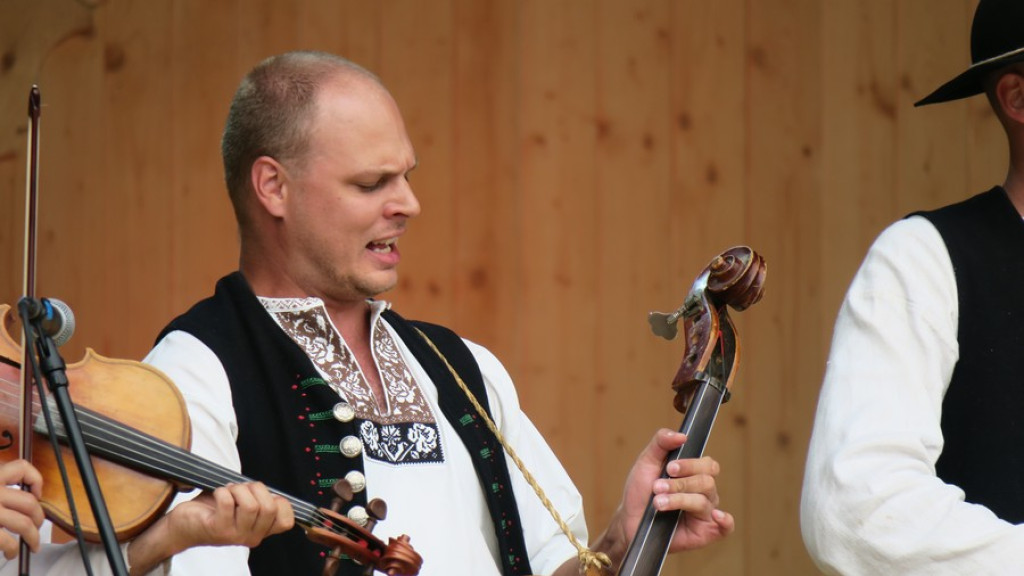 Kapele, instrumentaliści i śpiewacy ludowi na scenie