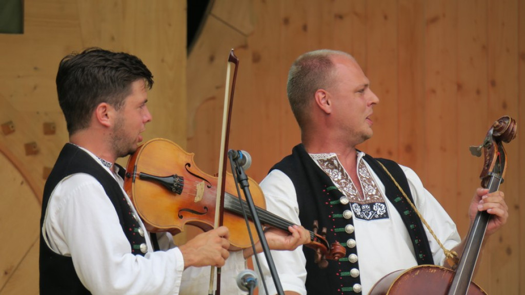Kapele, instrumentaliści i śpiewacy ludowi na scenie