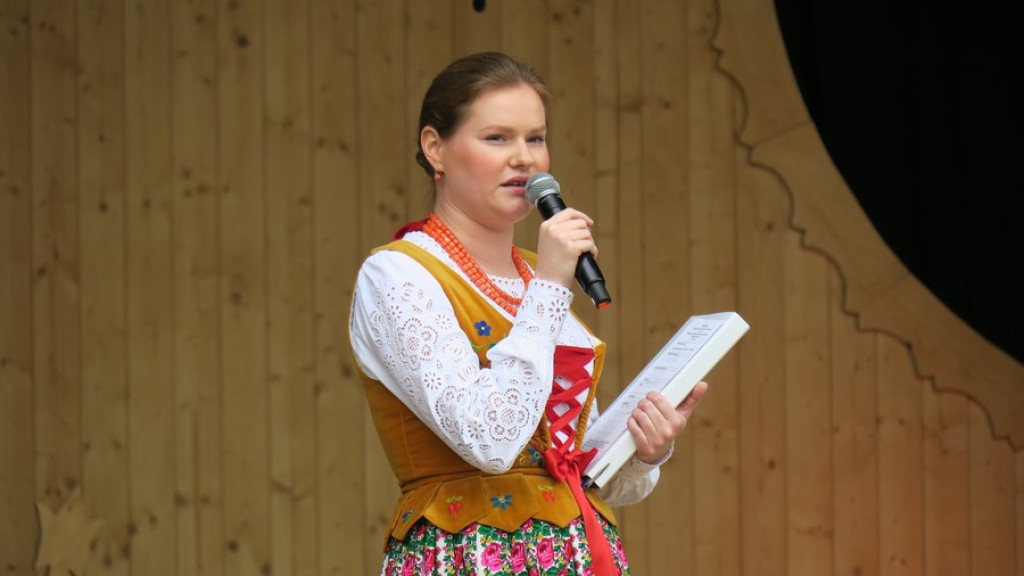 Kapele, instrumentaliści i śpiewacy ludowi na scenie