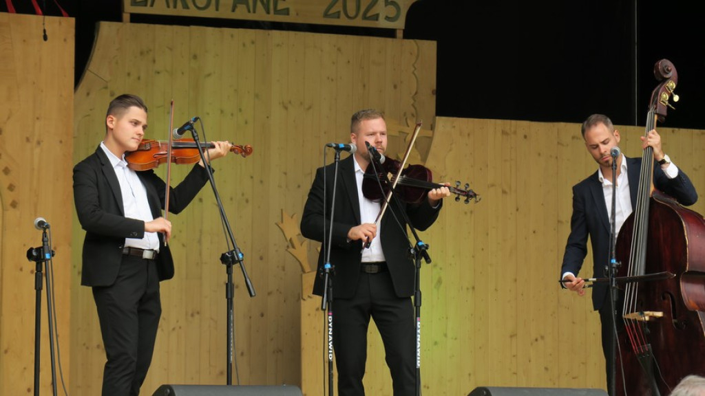 Kapele, instrumentaliści i śpiewacy ludowi na scenie