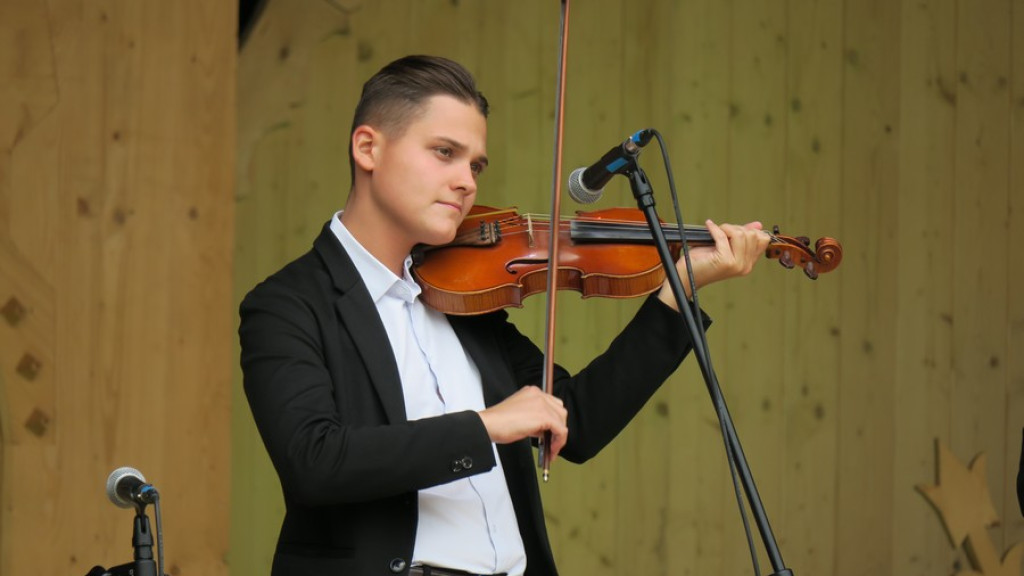 Kapele, instrumentaliści i śpiewacy ludowi na scenie