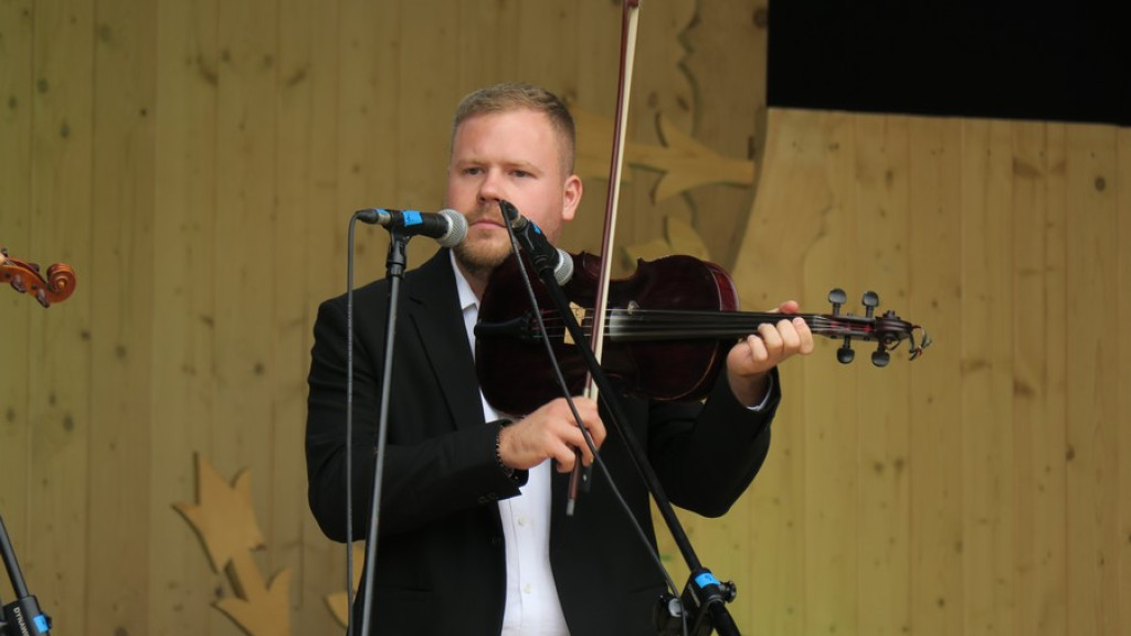 Kapele, instrumentaliści i śpiewacy ludowi na scenie