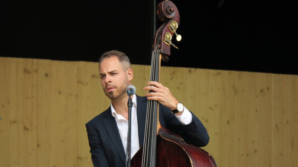 Kapele, instrumentaliści i śpiewacy ludowi na scenie