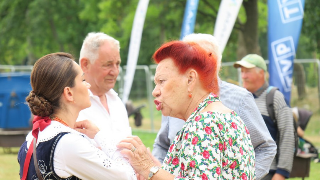 Kapele, instrumentaliści i śpiewacy ludowi na scenie