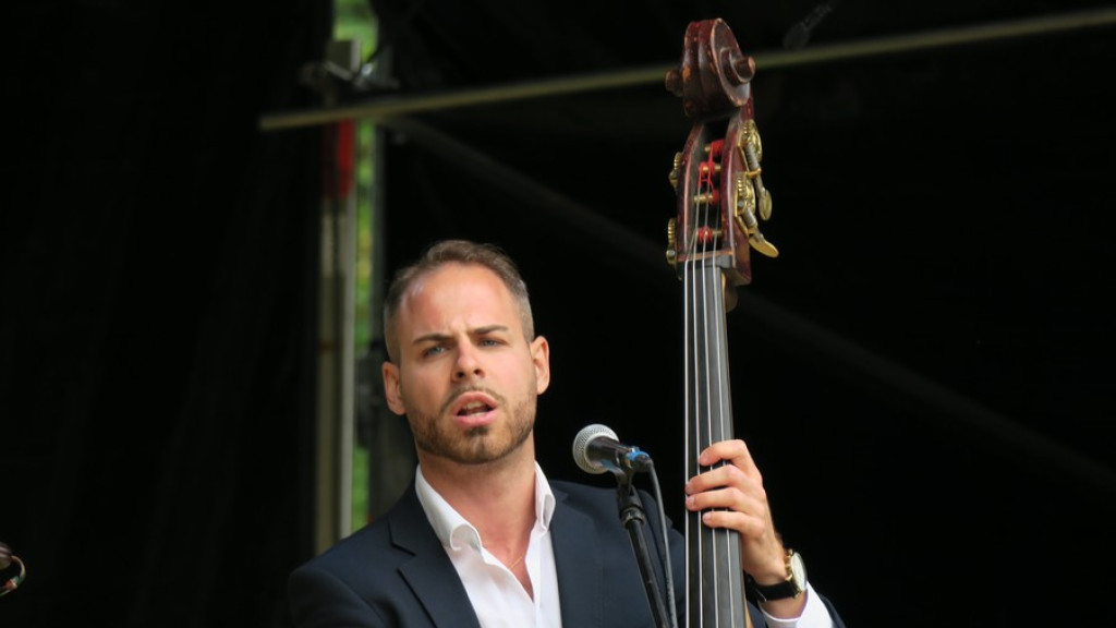 Kapele, instrumentaliści i śpiewacy ludowi na scenie