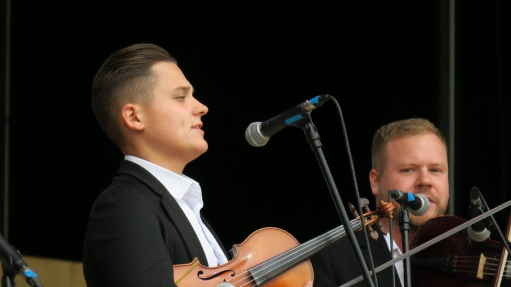 Kapele, instrumentaliści i śpiewacy ludowi na scenie
