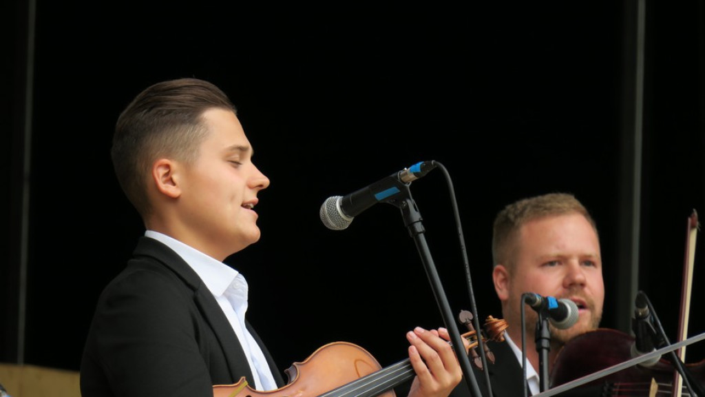Kapele, instrumentaliści i śpiewacy ludowi na scenie