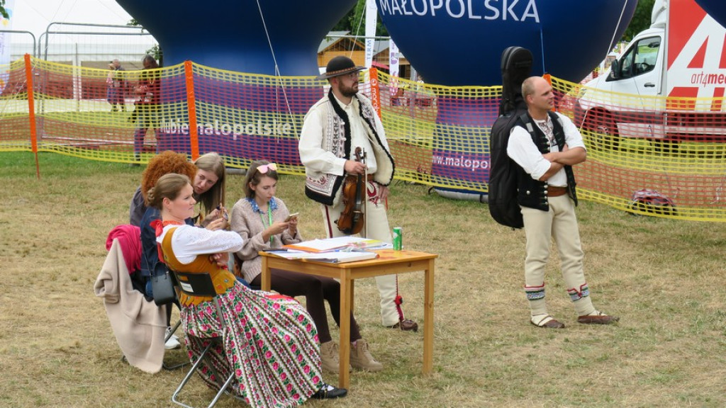 Kapele, instrumentaliści i śpiewacy ludowi na scenie