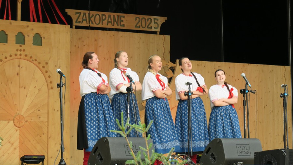 Kapele, instrumentaliści i śpiewacy ludowi na scenie