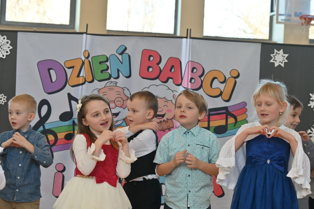 Dziadkowie, wnukowie, radość