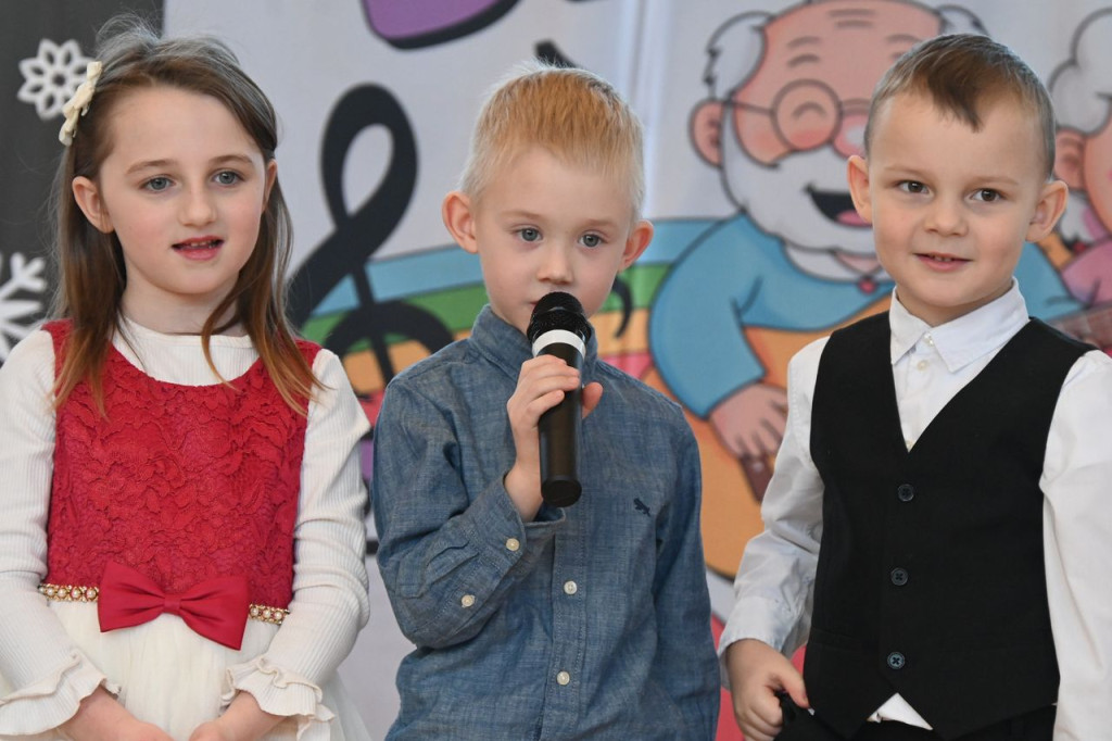 Dziadkowie, wnukowie, radość