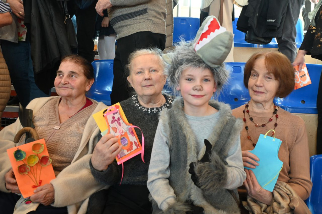Dziadkowie, wnukowie, radość
