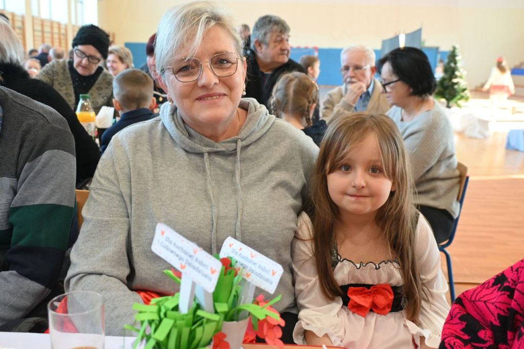 Dziadkowie, wnukowie, radość