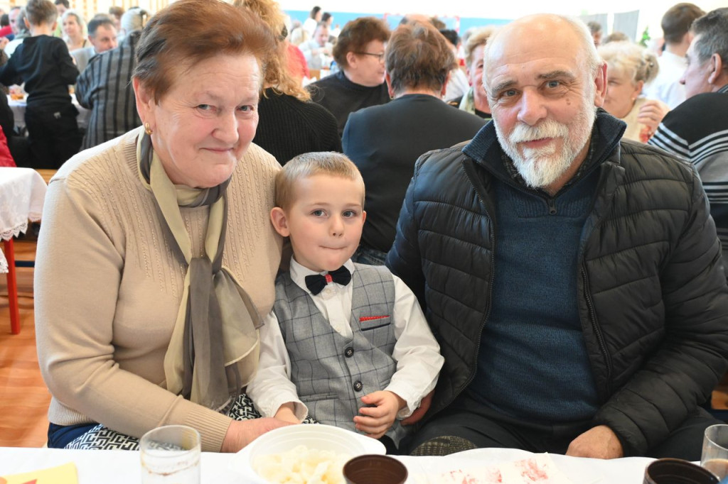 Dziadkowie, wnukowie, radość