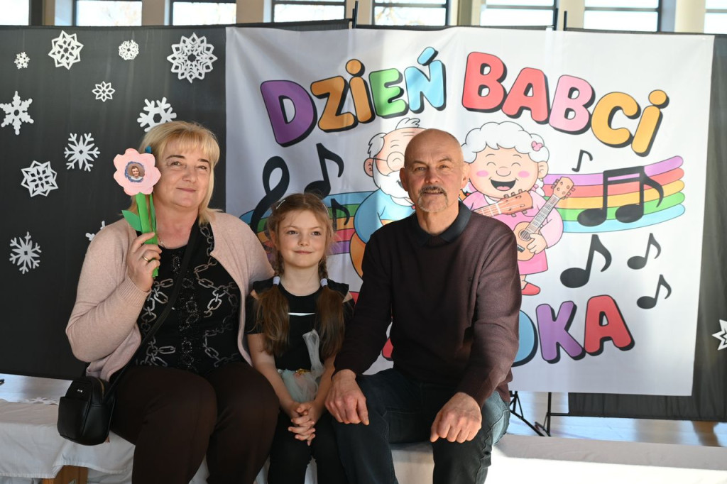 Dziadkowie, wnukowie, radość