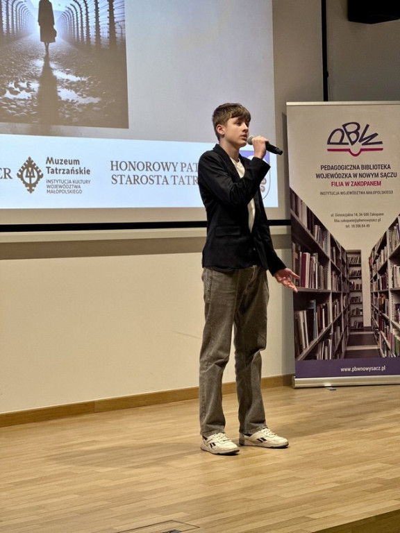 Młodzi recytatorzy i poezja z Ravensbrück w Palace