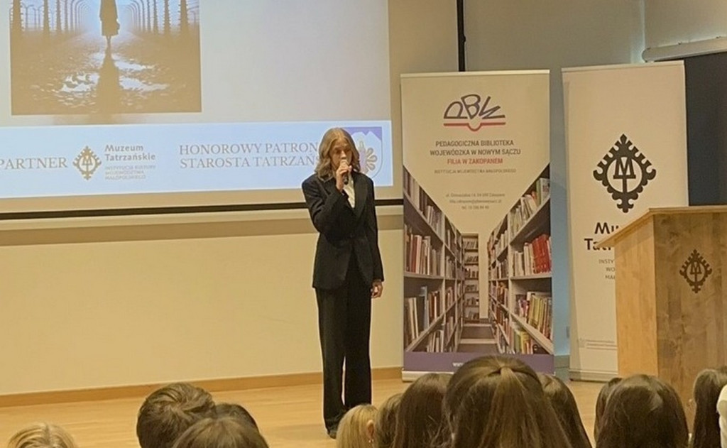 Młodzi recytatorzy i poezja z Ravensbrück w Palace