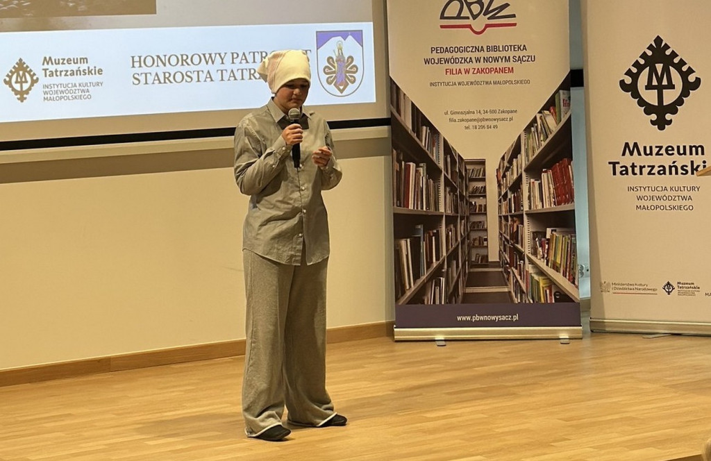 Młodzi recytatorzy i poezja z Ravensbrück w Palace