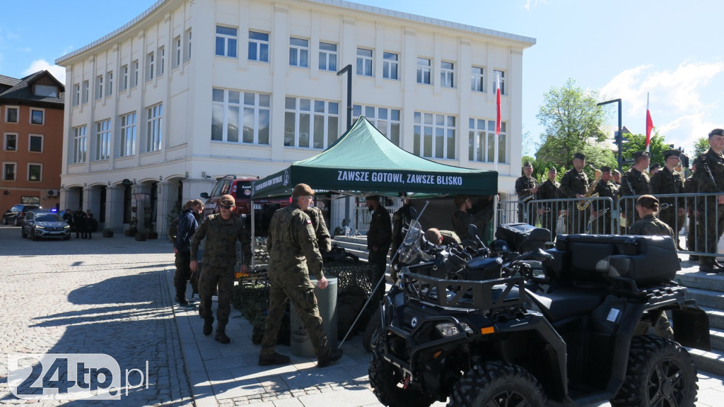 Wozy bojowe, uzbrojenie i wojacy z całej Polski