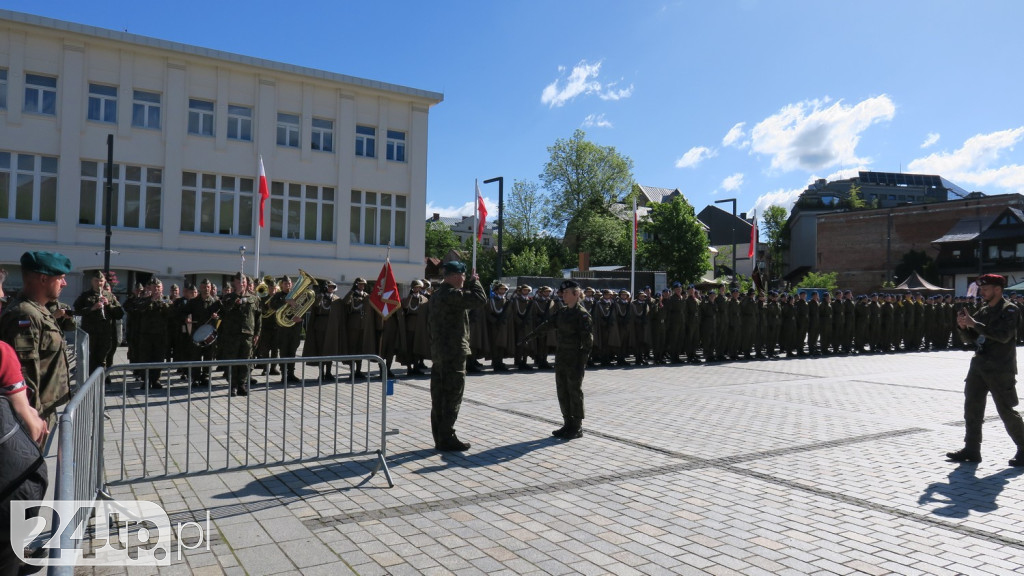 Wozy bojowe, uzbrojenie i wojacy z całej Polski