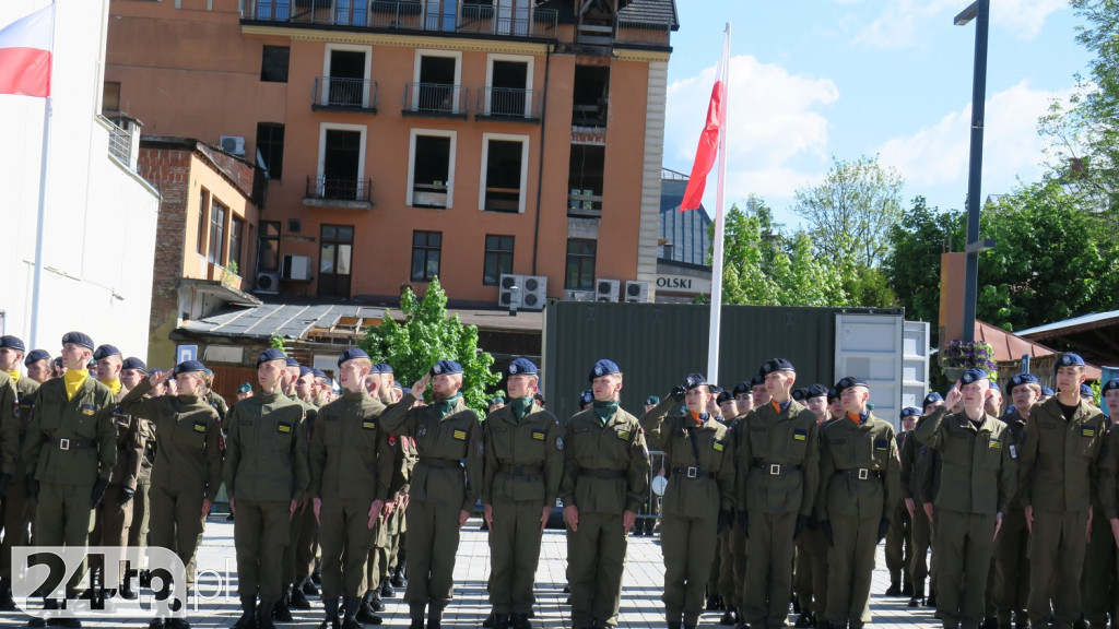Wozy bojowe, uzbrojenie i wojacy z całej Polski