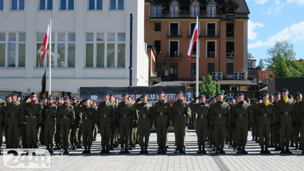 Wozy bojowe, uzbrojenie i wojacy z całej Polski