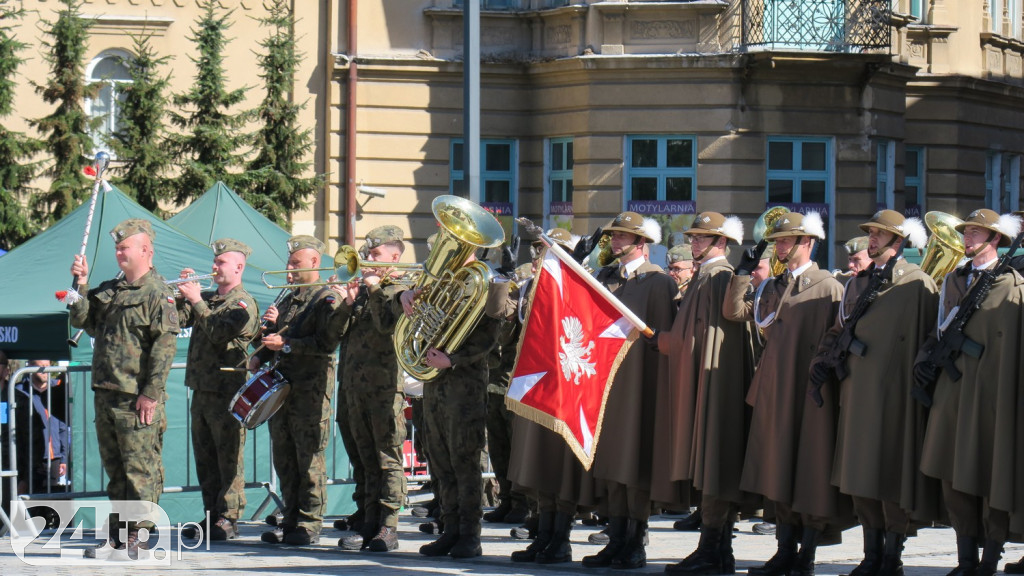 Wozy bojowe, uzbrojenie i wojacy z całej Polski
