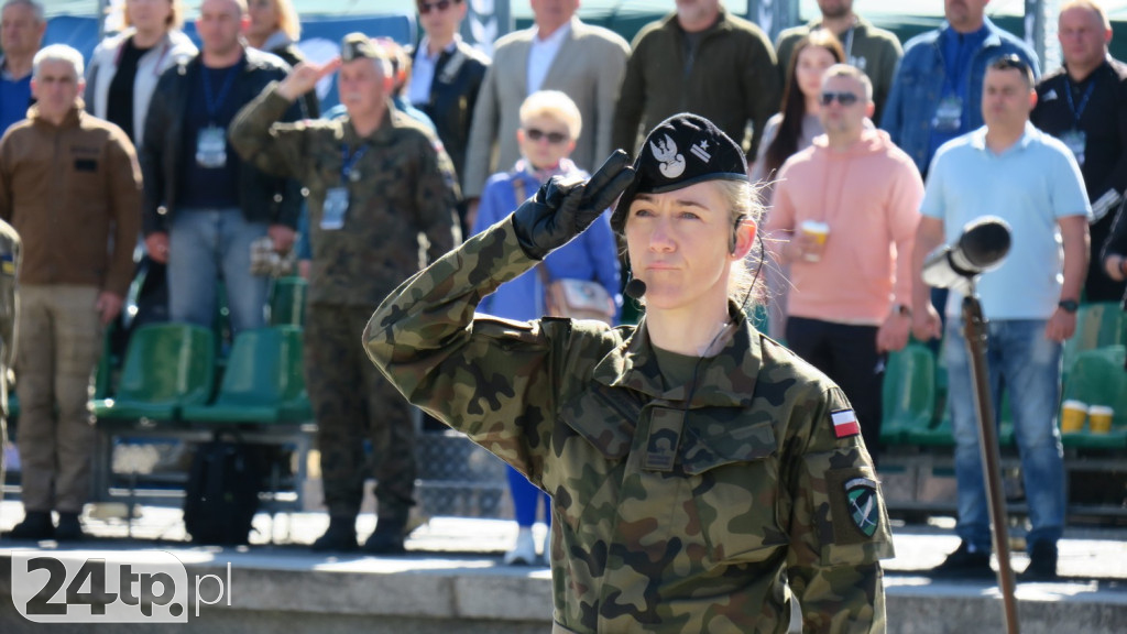 Wozy bojowe, uzbrojenie i wojacy z całej Polski