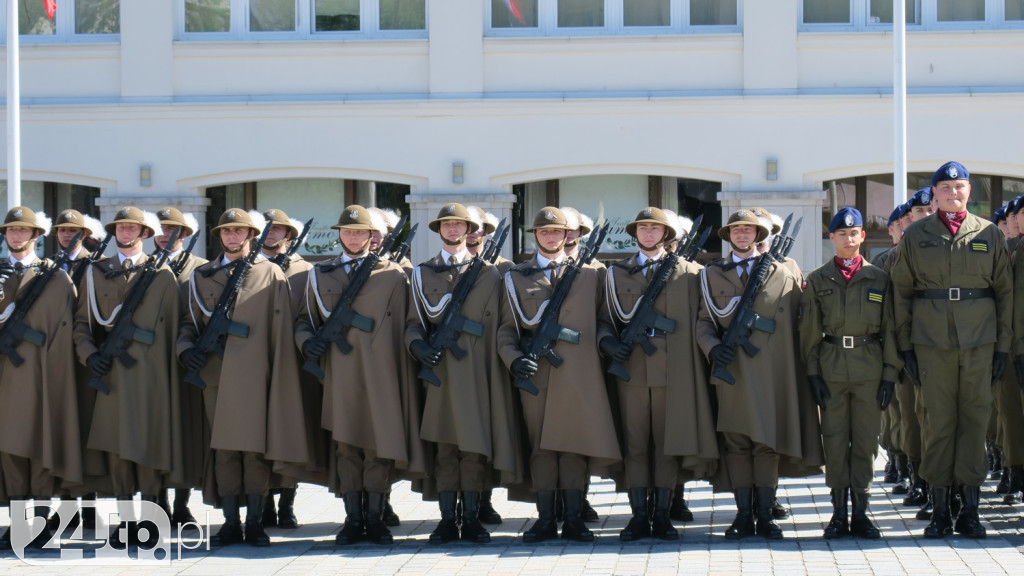 Wozy bojowe, uzbrojenie i wojacy z całej Polski