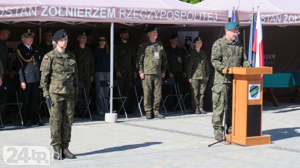 Wozy bojowe, uzbrojenie i wojacy z całej Polski