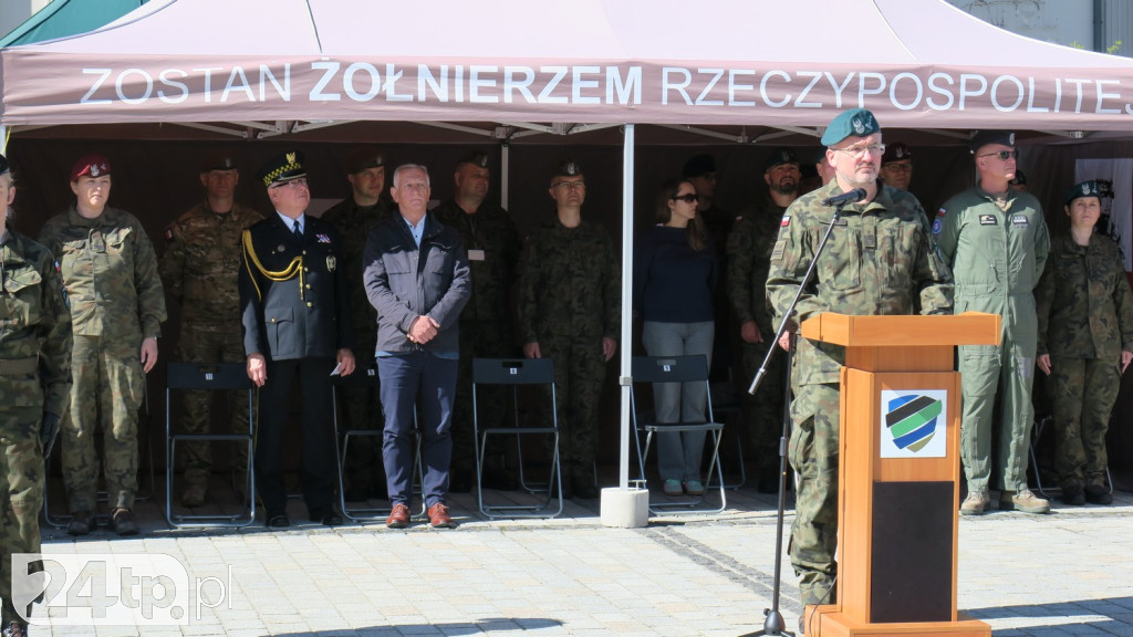 Wozy bojowe, uzbrojenie i wojacy z całej Polski
