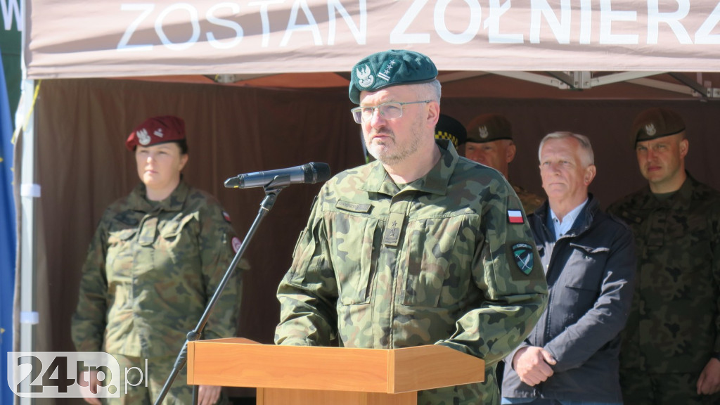 Wozy bojowe, uzbrojenie i wojacy z całej Polski