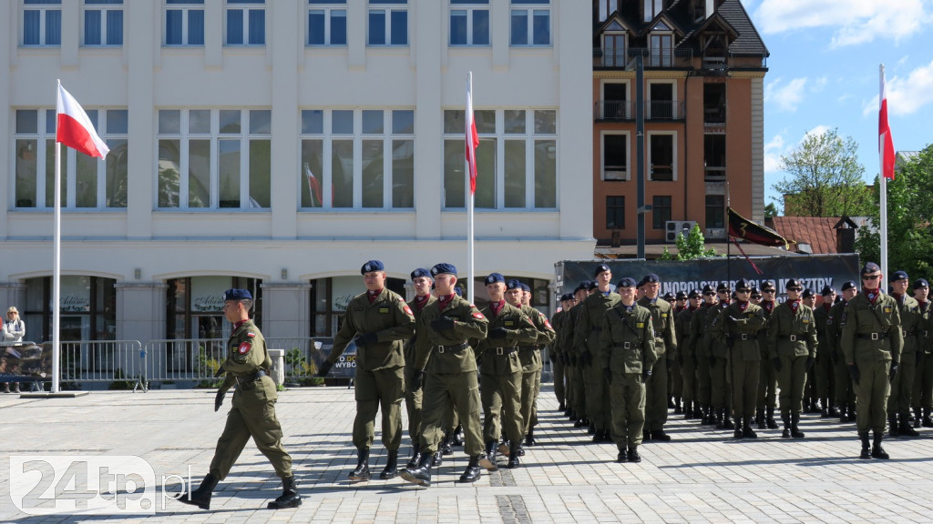 Wozy bojowe, uzbrojenie i wojacy z całej Polski