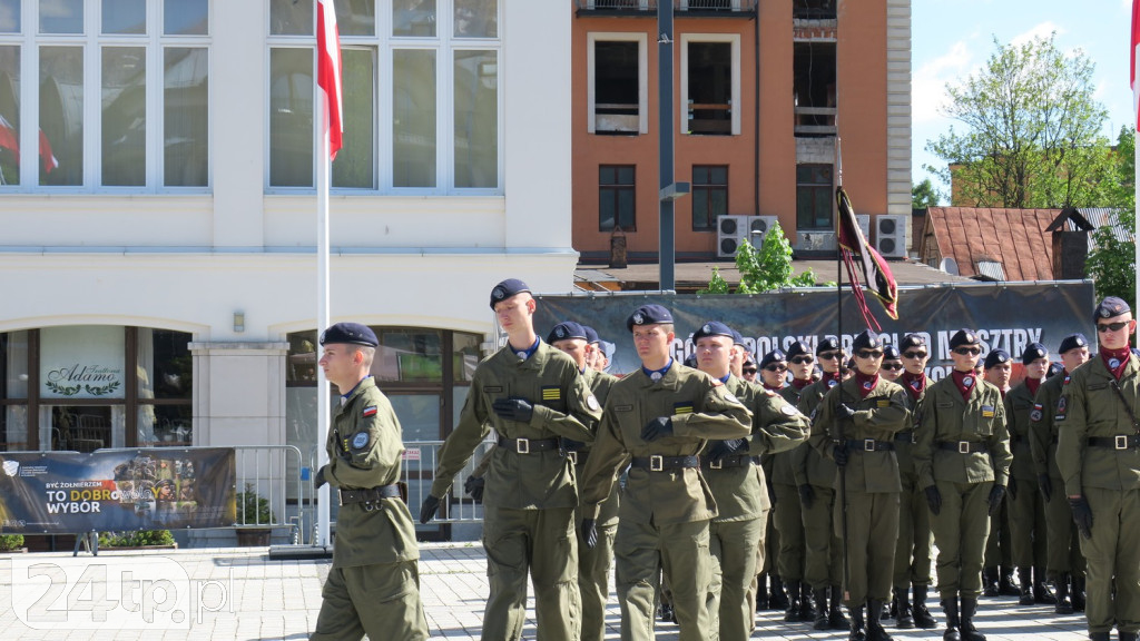Wozy bojowe, uzbrojenie i wojacy z całej Polski
