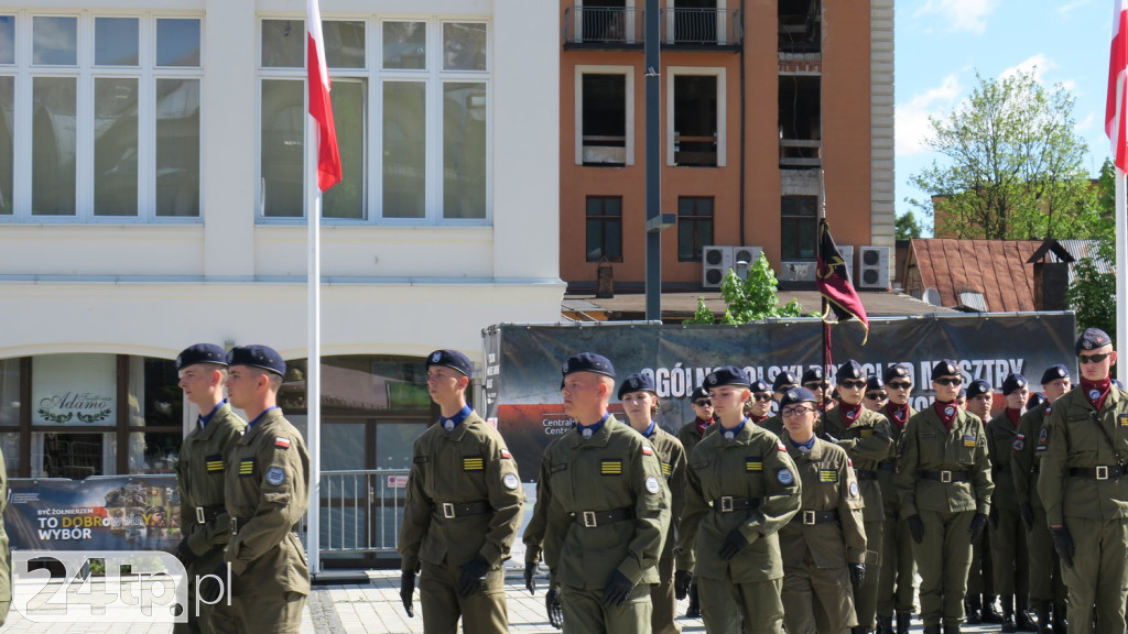 Wozy bojowe, uzbrojenie i wojacy z całej Polski