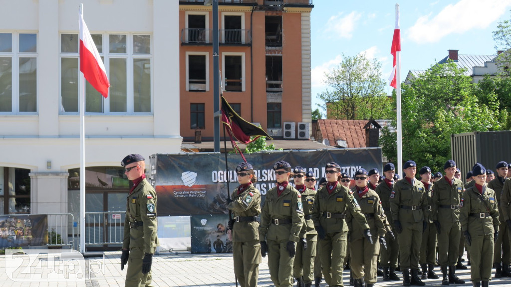 Wozy bojowe, uzbrojenie i wojacy z całej Polski