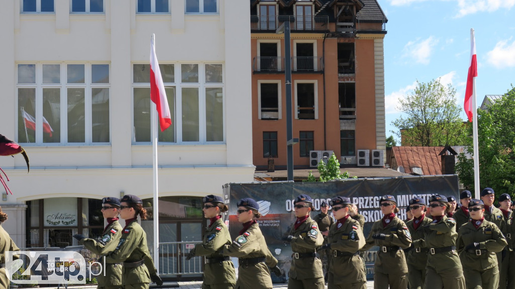 Wozy bojowe, uzbrojenie i wojacy z całej Polski