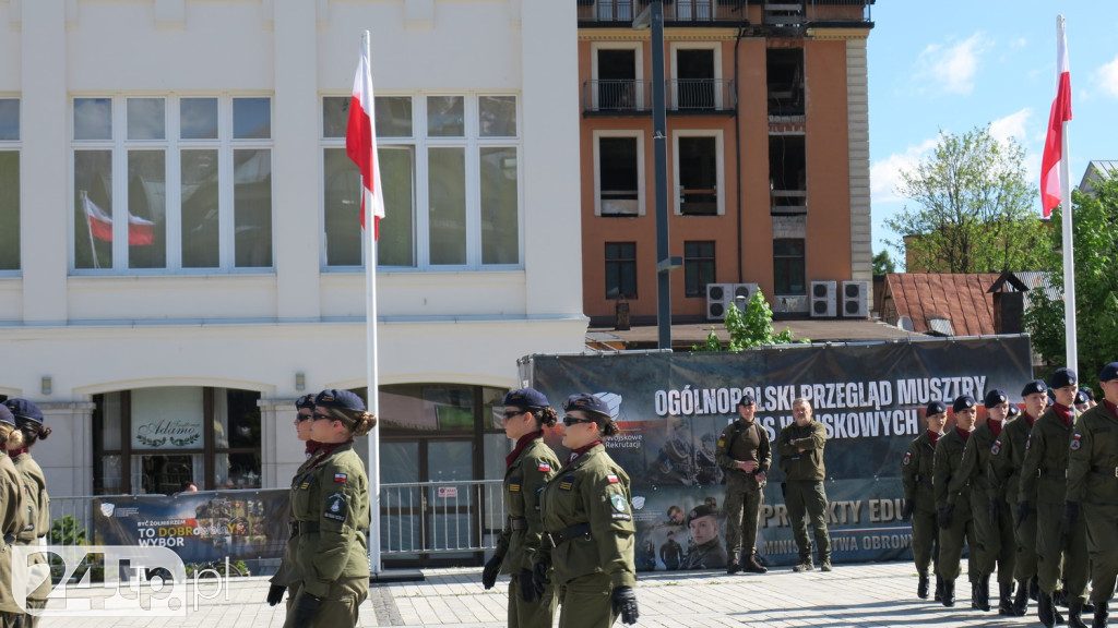 Wozy bojowe, uzbrojenie i wojacy z całej Polski