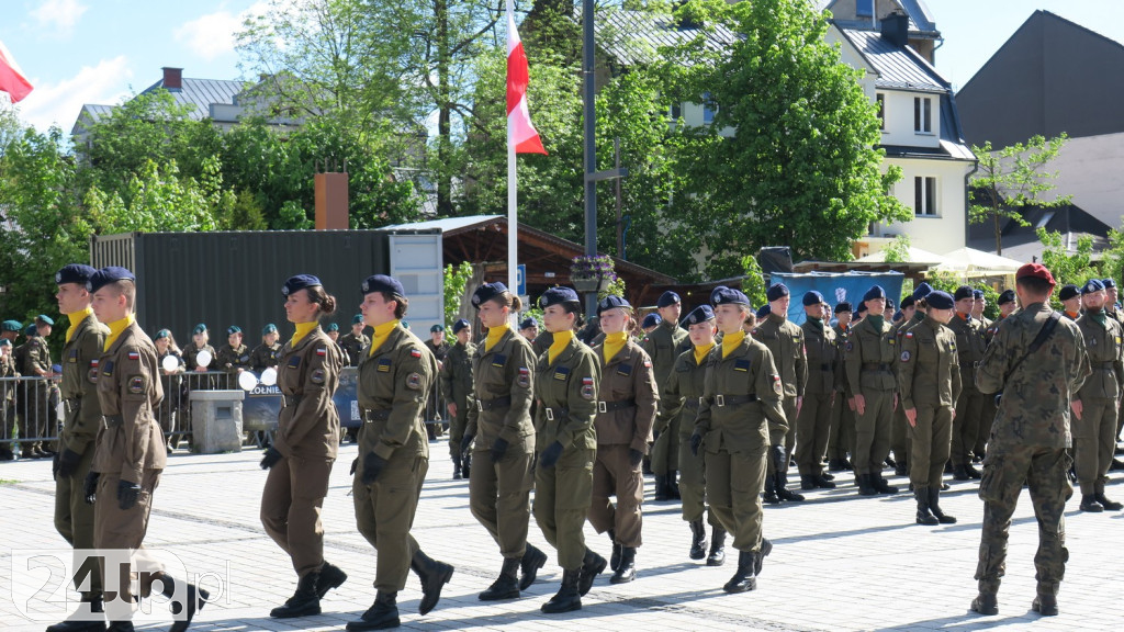 Wozy bojowe, uzbrojenie i wojacy z całej Polski