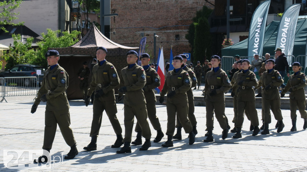 Wozy bojowe, uzbrojenie i wojacy z całej Polski