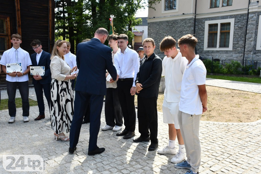 Nagrody dla prymusów na koniec roku szkolnego