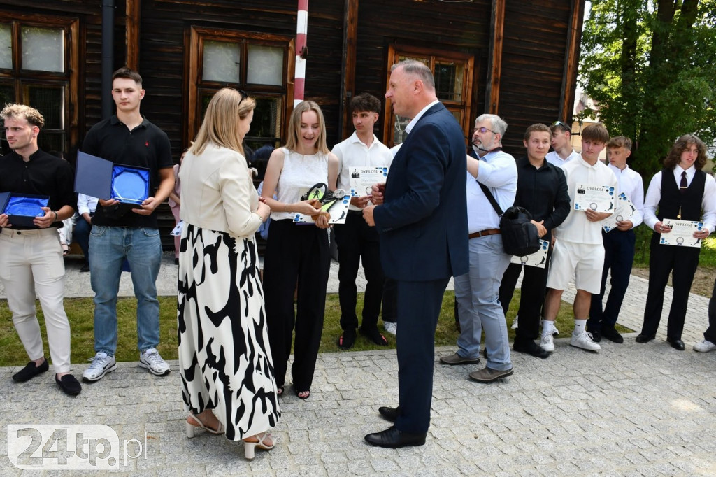 Nagrody dla prymusów na koniec roku szkolnego
