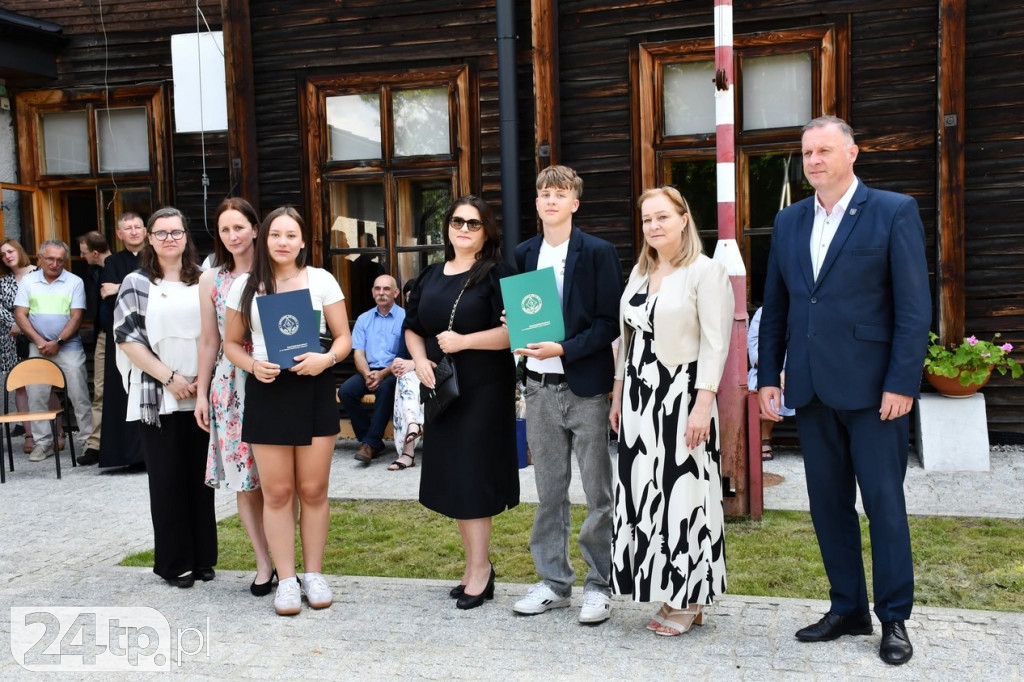 Nagrody dla prymusów na koniec roku szkolnego