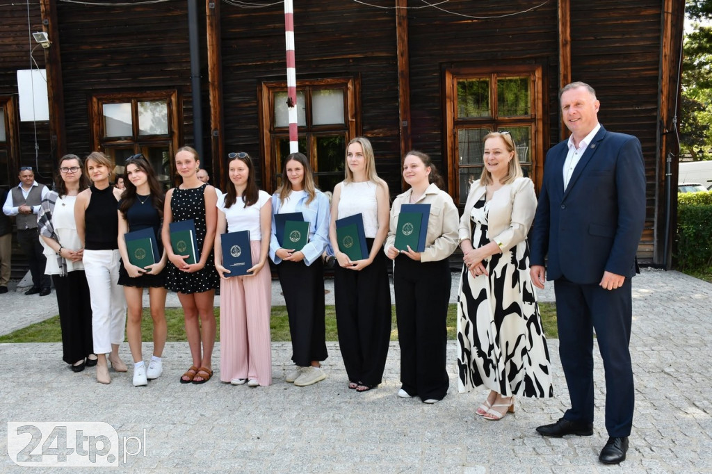 Nagrody dla prymusów na koniec roku szkolnego
