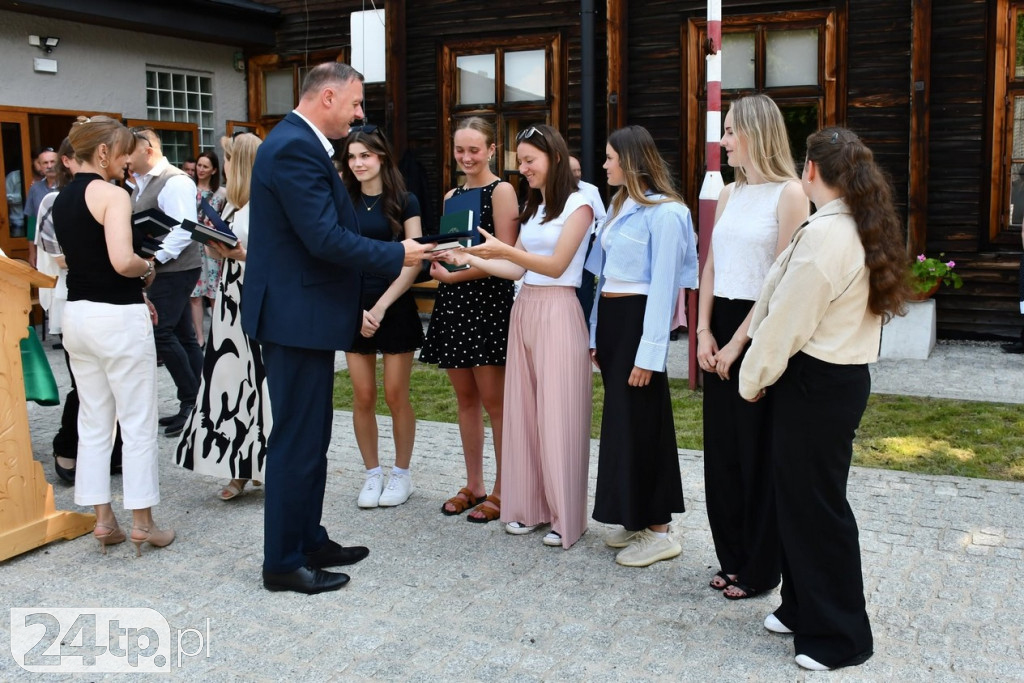 Nagrody dla prymusów na koniec roku szkolnego