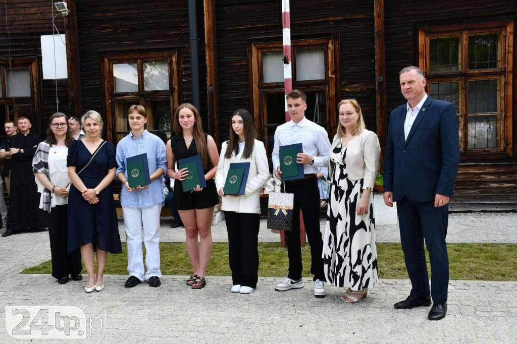 Nagrody dla prymusów na koniec roku szkolnego