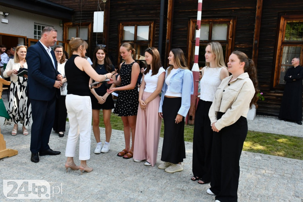 Nagrody dla prymusów na koniec roku szkolnego