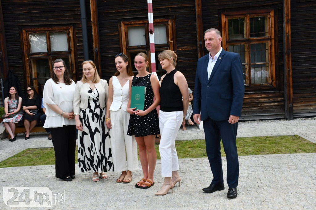 Nagrody dla prymusów na koniec roku szkolnego