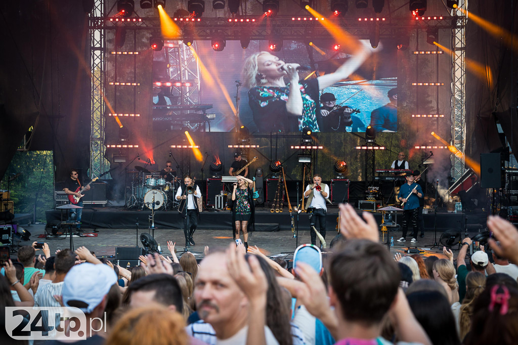 Korowód, taniec na 50 par i koncert Golec uOrkiestry.