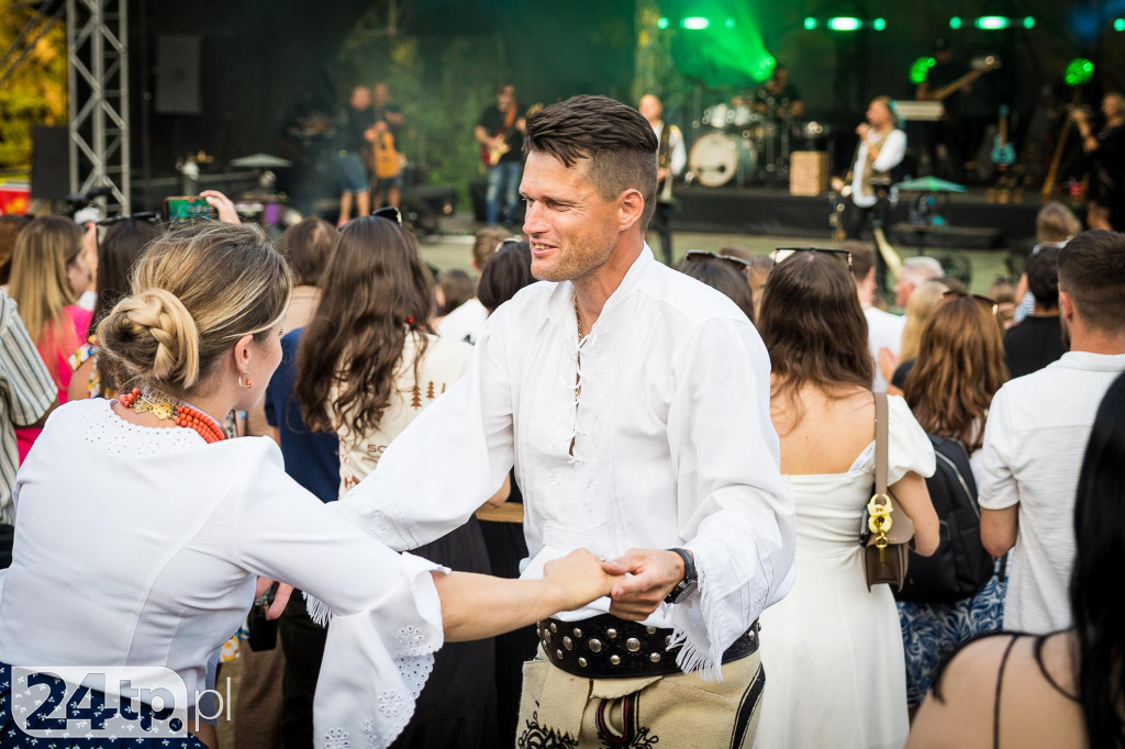 Korowód, taniec na 50 par i koncert Golec uOrkiestry.
